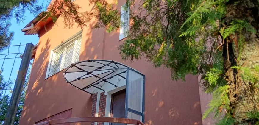 APARTAMENT 100m pătrați în vilă | Cernica, pe malul lacului, via s vis de Manastire | Curte comuna a cu încă 2 apartamente